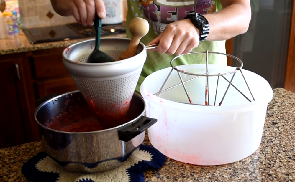 Sigurno niste znali kako se NAJLAKŠE vade KOŠTICE iz trešanja i višanja! Toliko je JEDNOSTAVNO da je SMEŠNO!