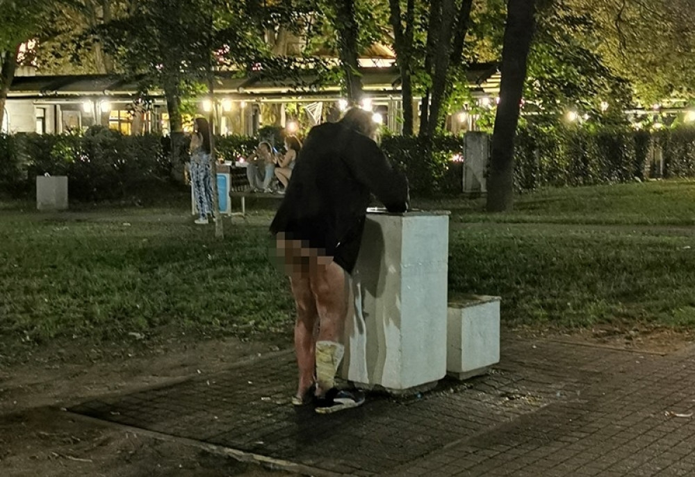 Starac se uneredio, pa skinuo gaće pred decom i počeo da ih pere na česmi! (UZNEMIRAVAJUĆE FOTOGRAFIJE)