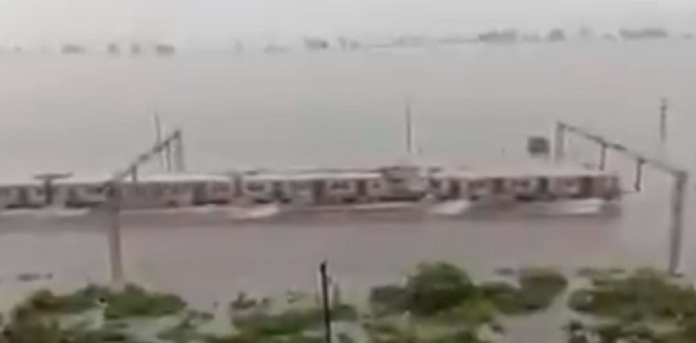 Električni voz ide kroz vodu? NE nemoguće! Ipak ovo je moguće SAMO u Indiji