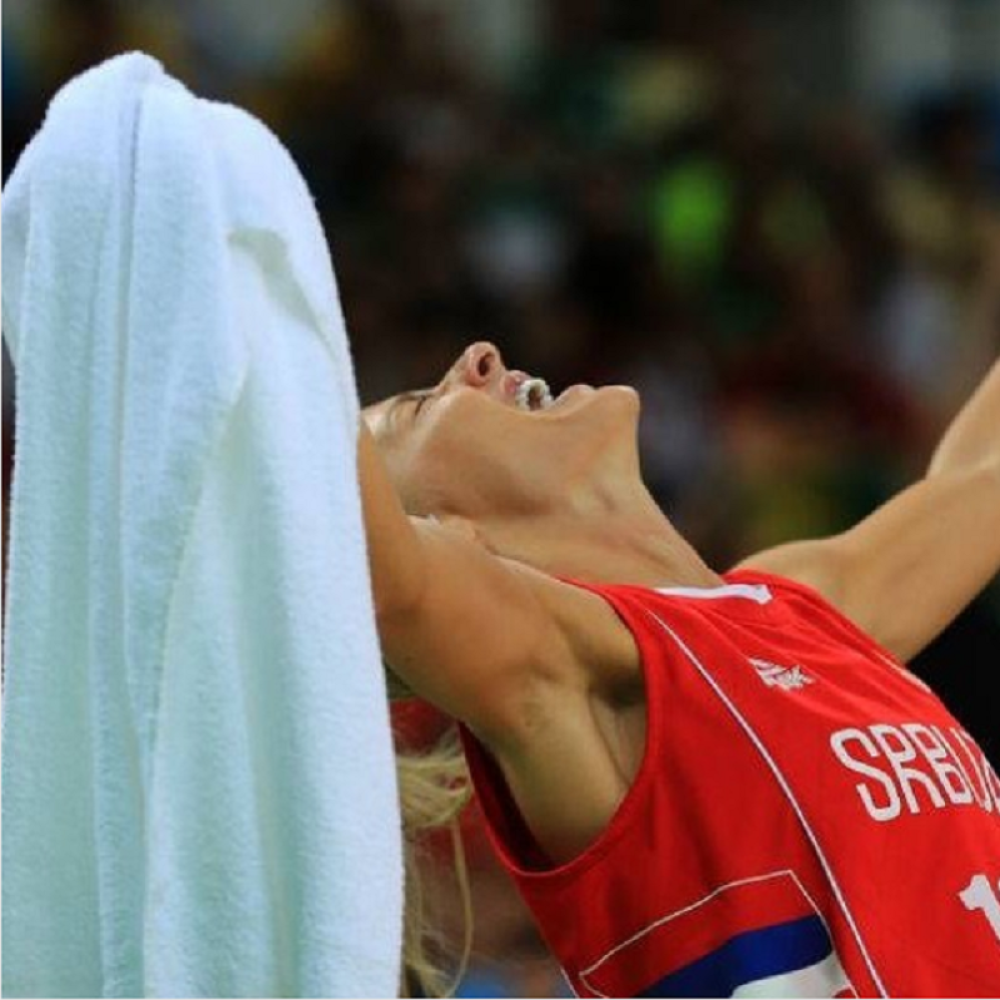 Neslana šala prirode pije lekić uz čašicu alkohola! Muško je u vezi, a dotična od pokreta ima gracioznost nilskog konja! (FOTO)