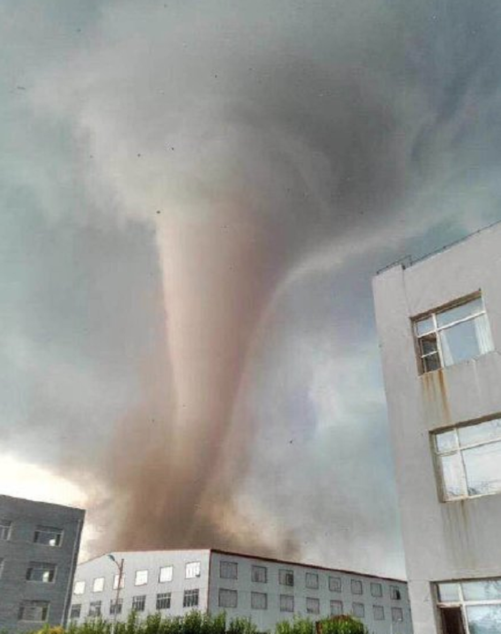 Tornado RAZORIO GRAD: Mislili smo da je veliki oblak, a onda je sve počelo da LETI U NEBO! (VIDEO)