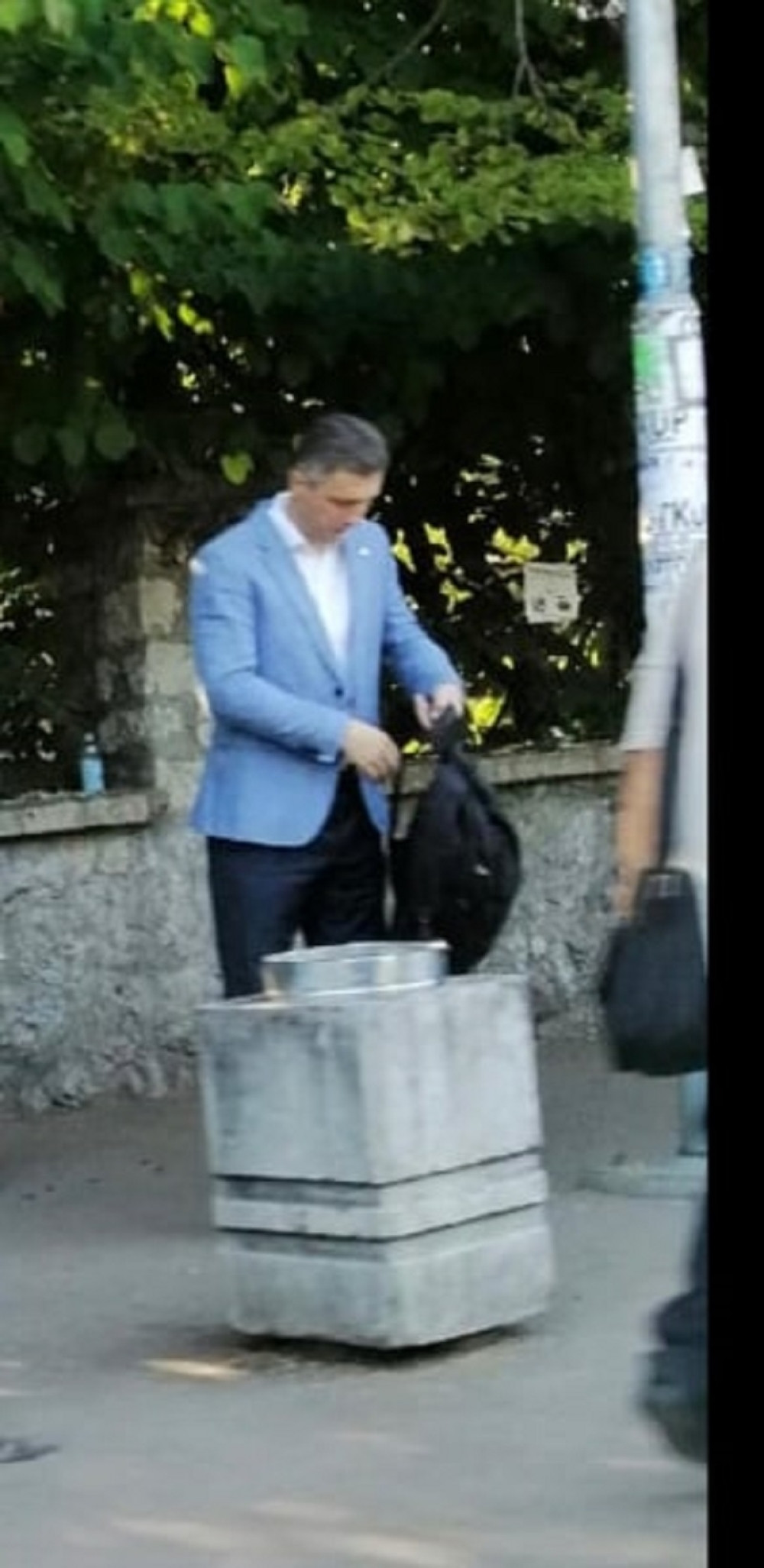 Boško Obradović ulicama luta, obučen isto kao sinoć na prijemu i zamišljen: Da li se dobro pokazao pred Amerima?! (FOTO)