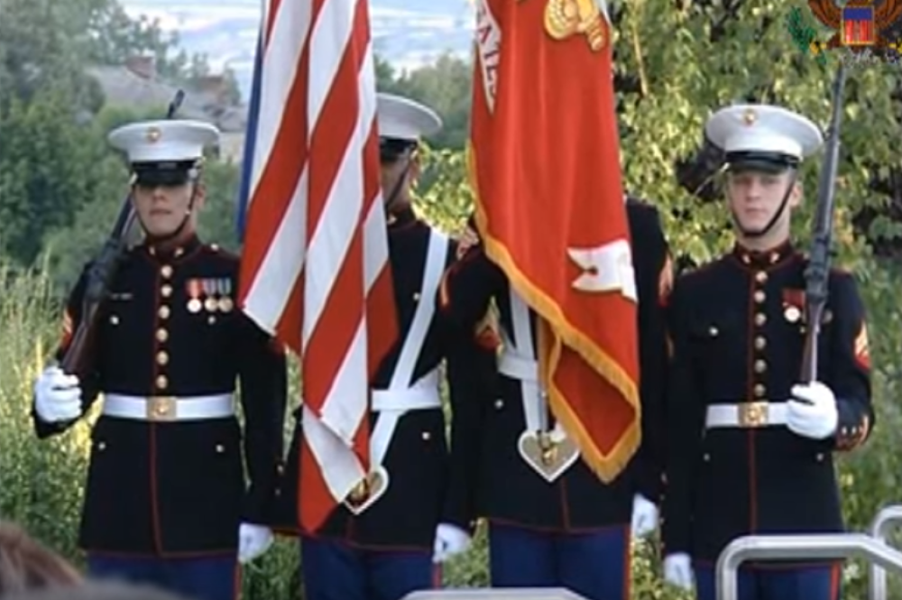 Pogrešno intonirali HIMNU! U drugoj strofi otpevane reči: "Stare i mlade, muške i ženske..." BRUKA ŽIVA!