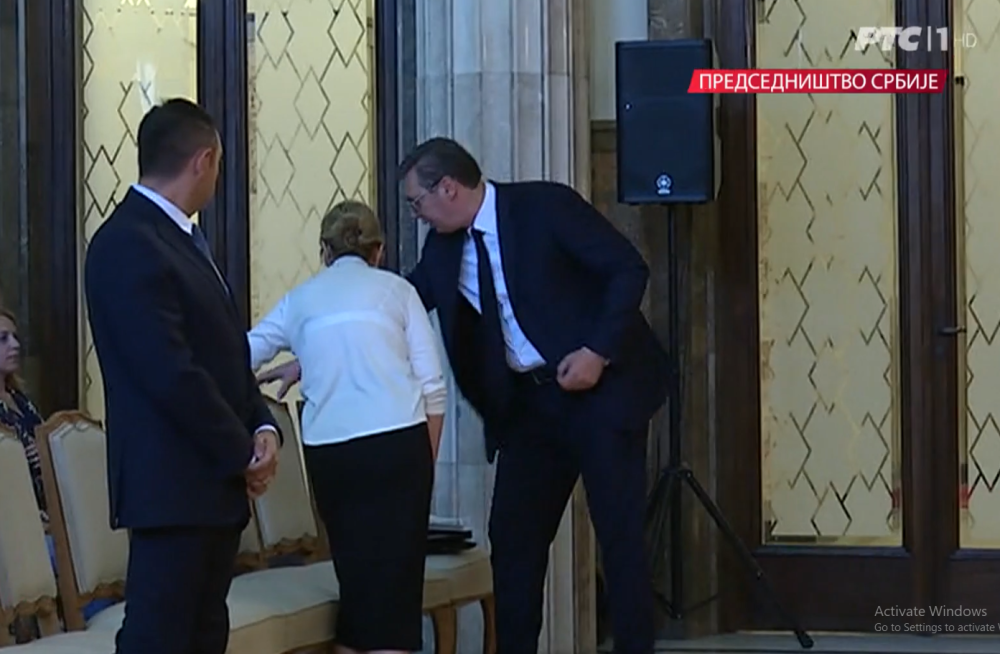 Vučić pre svog obraćanja zastao - kad je video mesto na koje mora da sedne smrklo mu se pred očima! (FOTO)