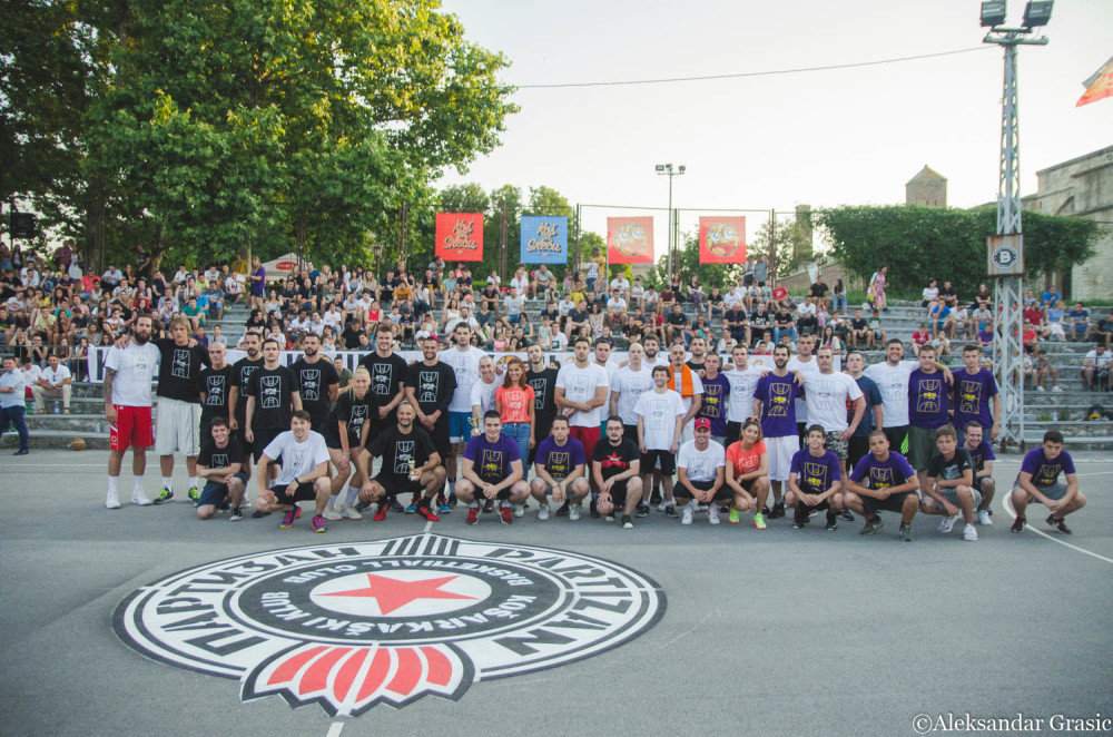 Pune tribine ne Kalemegdanu, Beli odneli trijumf