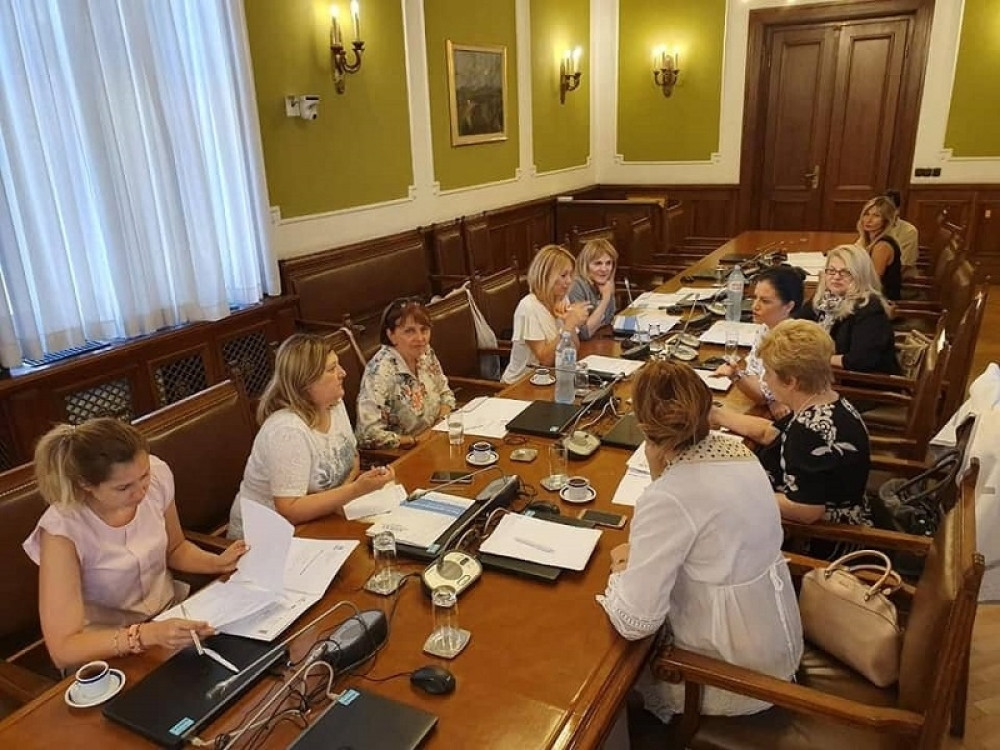 Poslanice NS i DS nije briga za naredbe Jeremića i Lutovca, teraju ONE po svome! (FOTO)