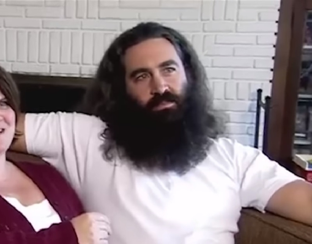 Bradu nije obrijao 15 godina, a onda je zbog žene potražio pomoć. Nećete verovati u šta se pretvorio (VIDEO)