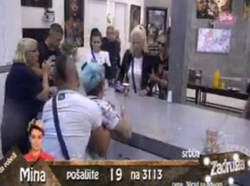 Matora HISTERISALA po Beloj kući, pa je IZBACILI NAPOLJE! Jedva je zadržali da ne polomi sve! (VIDEO)