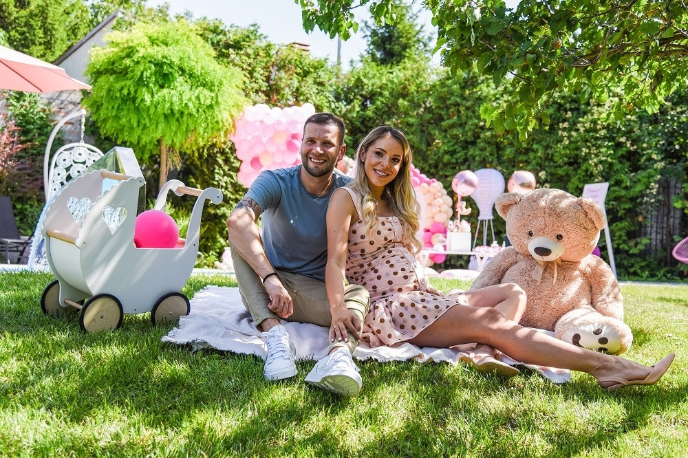 Pevač najpopularnijeg benda u Srbiji i njegova devojka dobili ćerku i dali joj MOĆNO IME, značenje će vas naježiti