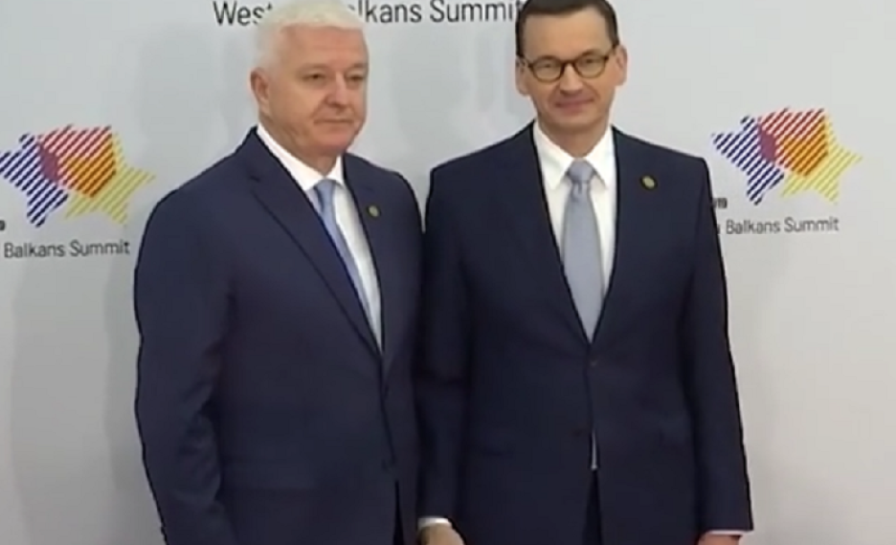 Krenuo da se rukuje sa kolegom, pa napravio pogrešan korak! Fotografiji koja je nastala smejaće se godinama ceo svet! (FOTO)