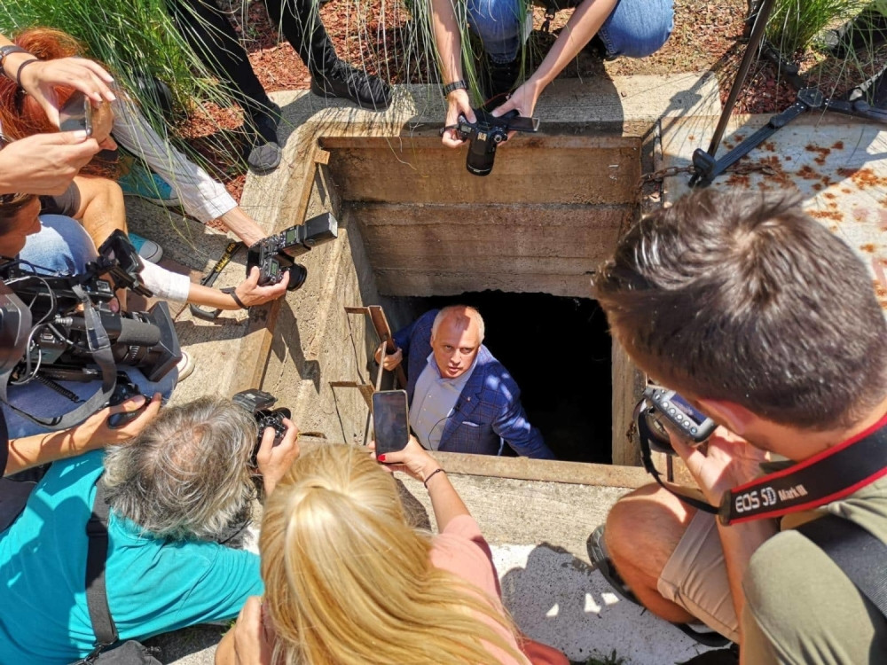 Vesić se pred novinarima SPUSTIO U ŠAHT! Ono što je tamo pronašao ostavilo je prisutne otvorenih usta! (FOTO)