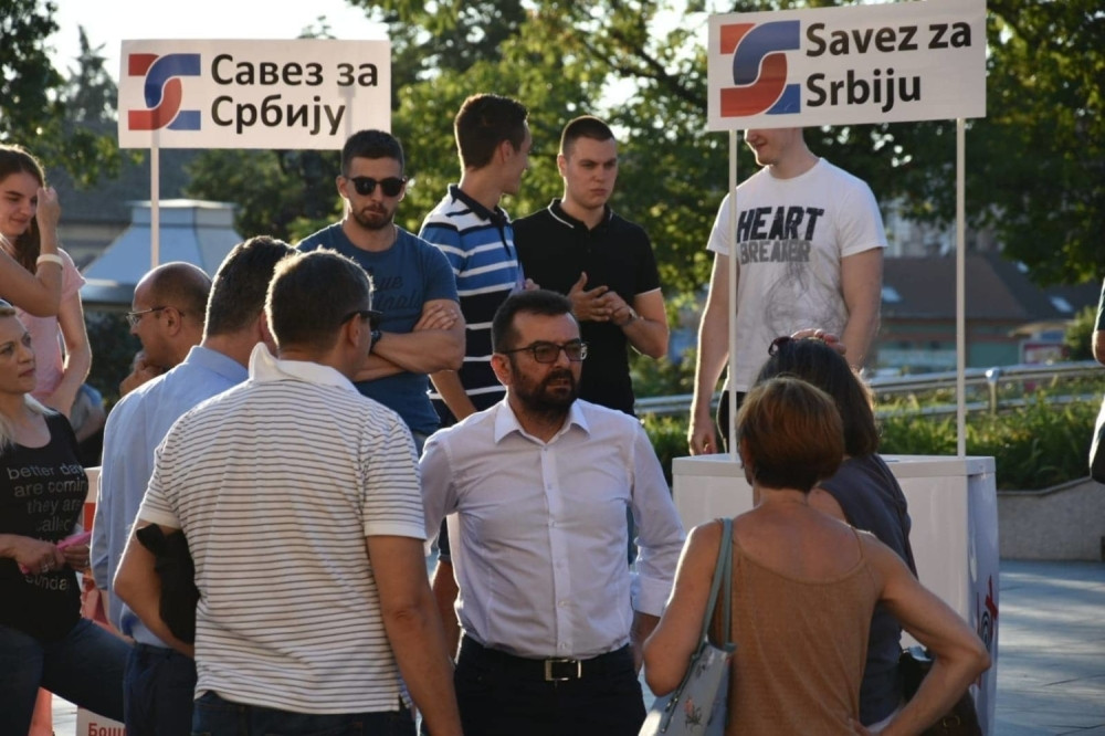 Jedino što treba neko da ih drži! Đilas, Boško i Jeremić da budu ponosni! Okupljanje... nikad masovnije?! (FOTO)