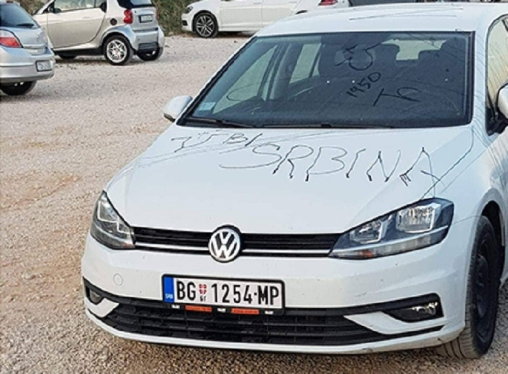 Išarali mu auto sa "UBI SRBINA", kada se vozač vratio odmah je otišao U AMBASADU! (FOTO)