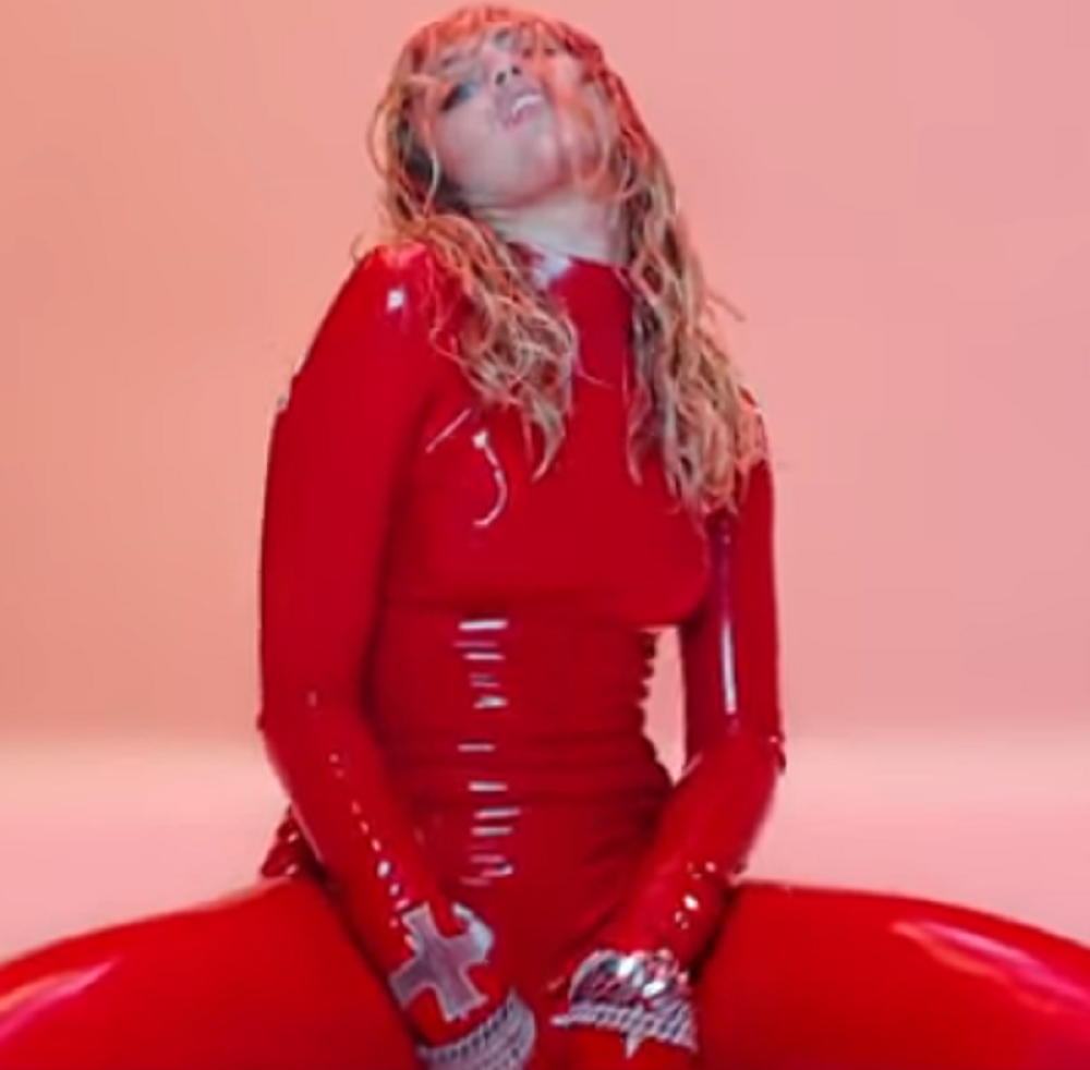 Perverzije u novom spotu popularne pevačice šokirale javnost! U crvenom kostimu simulira MASTURBACIJU (VIDEO 18+)