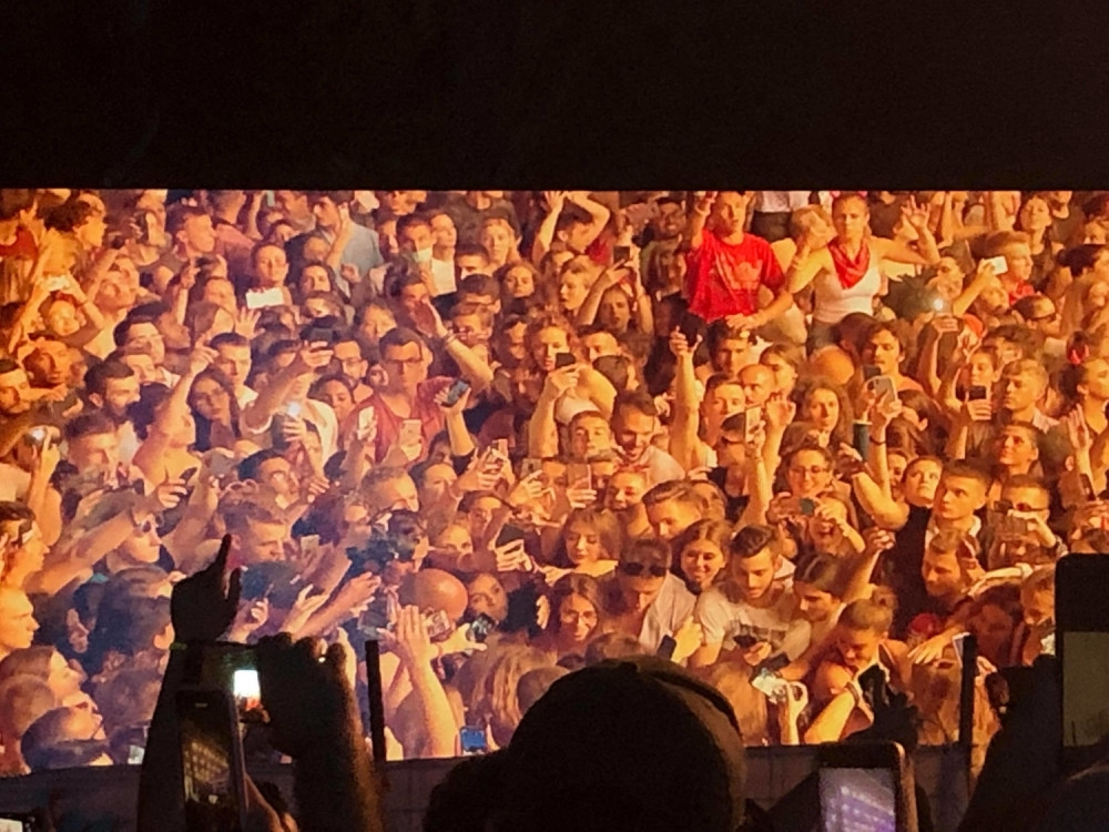 Sinoć su na EXITU svi trljali oči kada se ON POJAVIO u publici! Neverica! (FOTO, VIDEO)