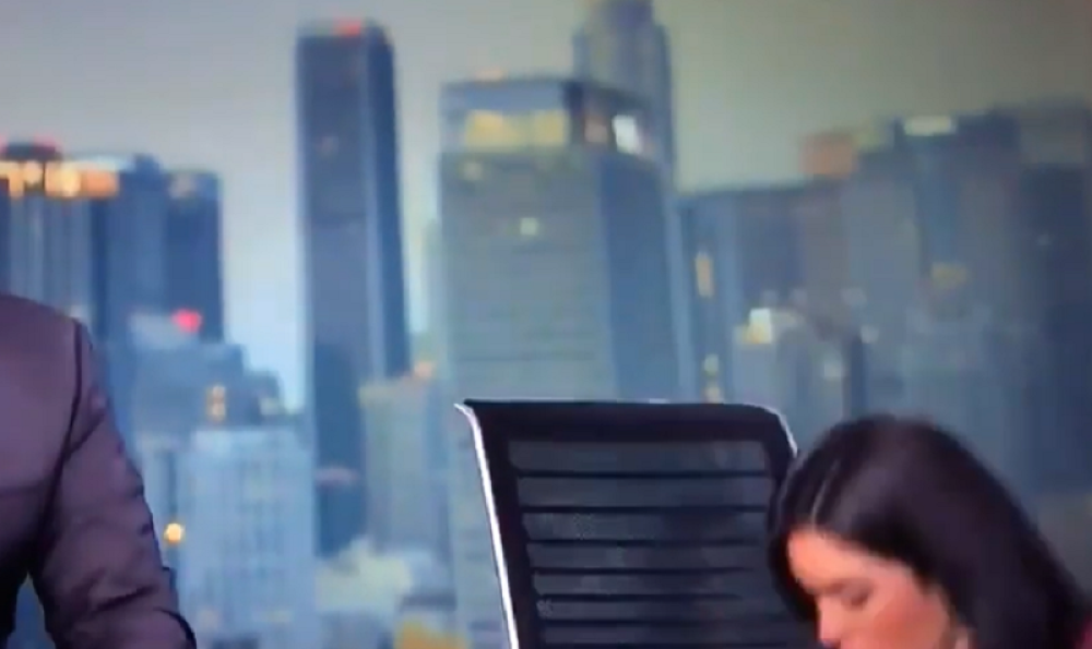 Sve je išlo UŽIVO! Uhvatila je kolegu za ruku, a onda krenula ISPOD STOLA! Ljudi zanemeli, ceo svet NETREMICE gledao! (VIDEO)