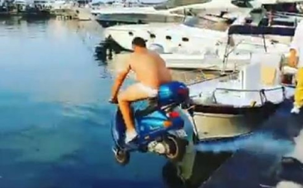 Kakav ludak! Platio čoveku da sa motorom skoči u more! Ovo može samo on! (VIDEO)