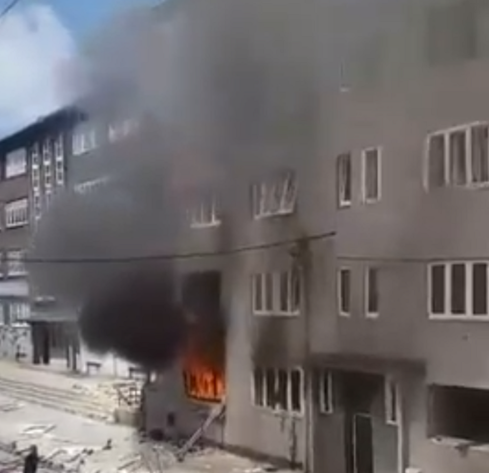 Krenula žestoka PUCNJAVA, rafali lete na sve strane! Ima povređenih! U toku je napad, stigla policija! (FOTO)