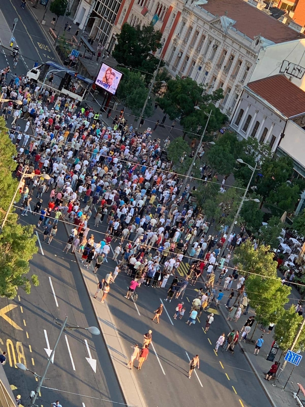 Đilas, Obradović i Jeremić pomerili kamion u 'ladovinu i skupili čak stotinak ljudi (FOTO/VIDEO)
