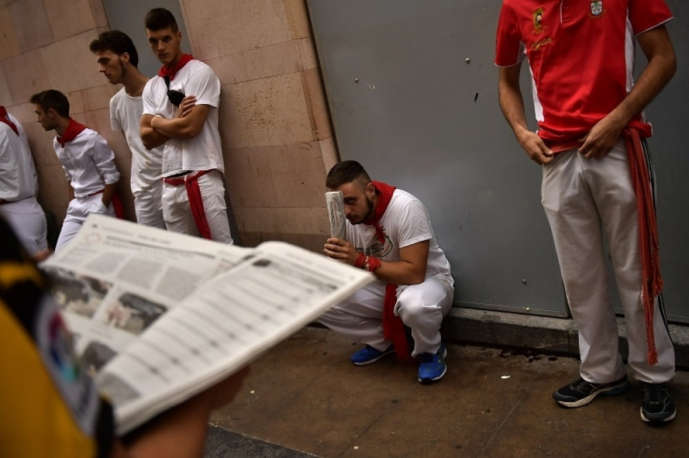 Razjareni bikovi krenuli u osvetu, rogovima unakazili trkače, KRV OBOJILA ULICE! (UZNEMIRAVAJUĆI SADRŽAJ)