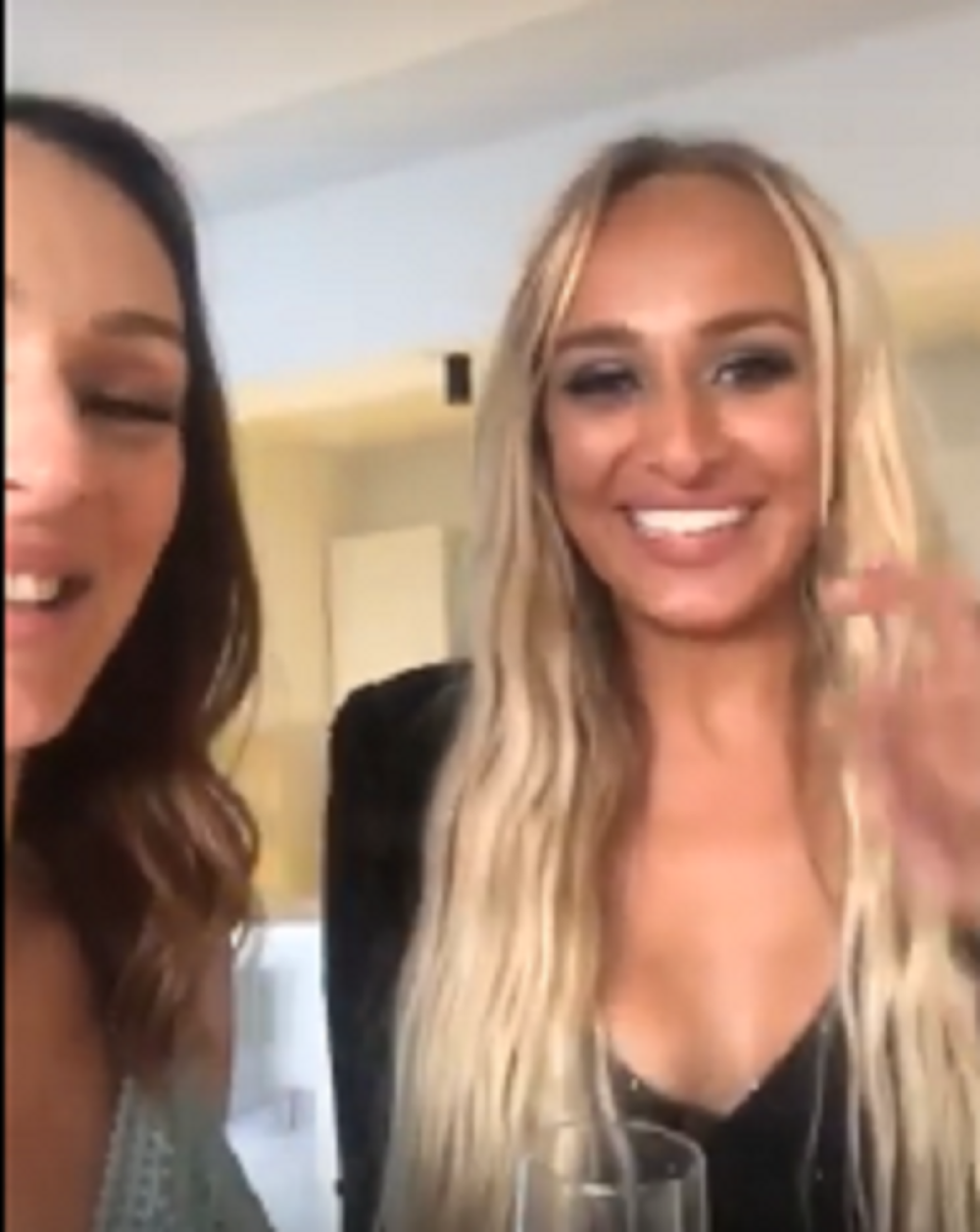 Luna pokazala LUKSUZAN STAN! Sve je u belom, a ono što piše na zidu u njenoj sobi će vas OSTAVITI BEZ TEKSTA (VIDEO)