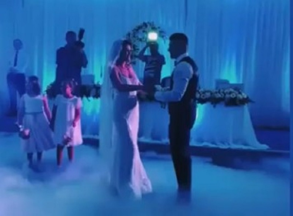 Udala se Zvezda Granda! Svi su ZINULI kada su videli ko joj je KUM! (FOTO)