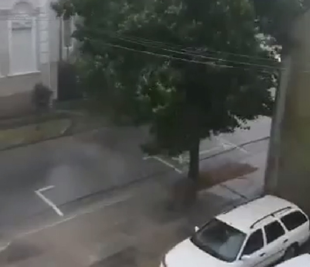 Počelo nevreme! Ovo je prvi snimak onoga što Srbiju tek čeka (VIDEO)