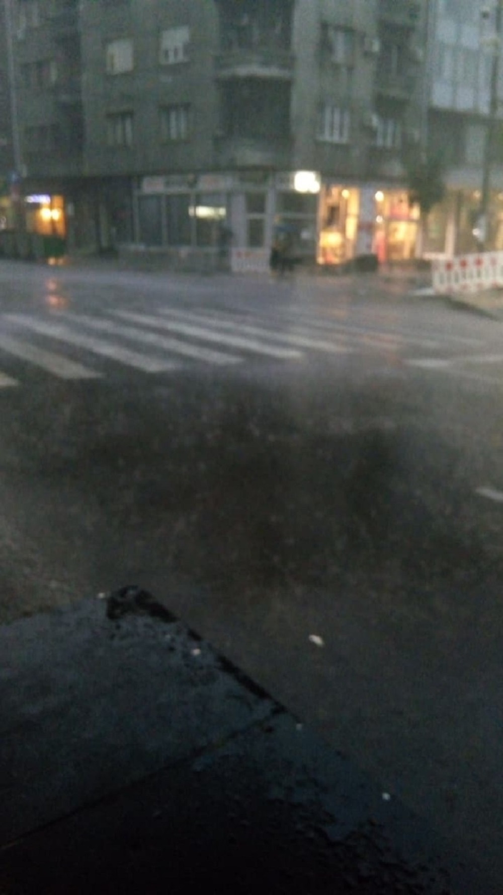 Nevreme stiglo u Beograd! Nebo pocrnelo, grmljavina uteruje strah u kosti (FOTO, VIDEO)