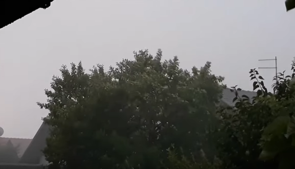 Broje se povređeni! Nebo tutnjalo snažno kao iz topova! Ulice poput nabujalih reka! Uraganski vetar savijao drveće! (VIDEO)