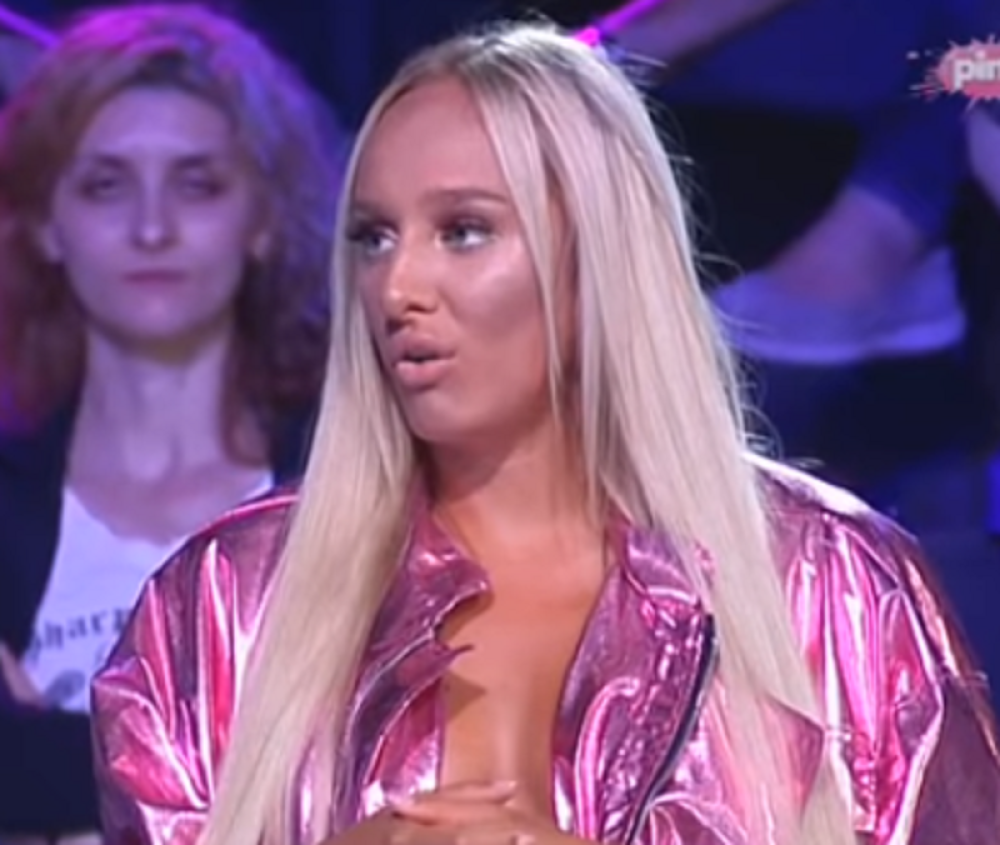 Luna bez dlake na jeziku otkrila šta joj se dešava na nastupima!