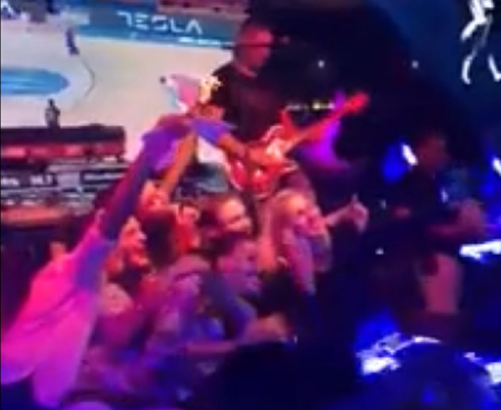 Od srca otpevale čuvenu srpsku numeru, KRENUĆE VAM SUZE NA OČI! Zaslužile su ovo... (VIDEO)