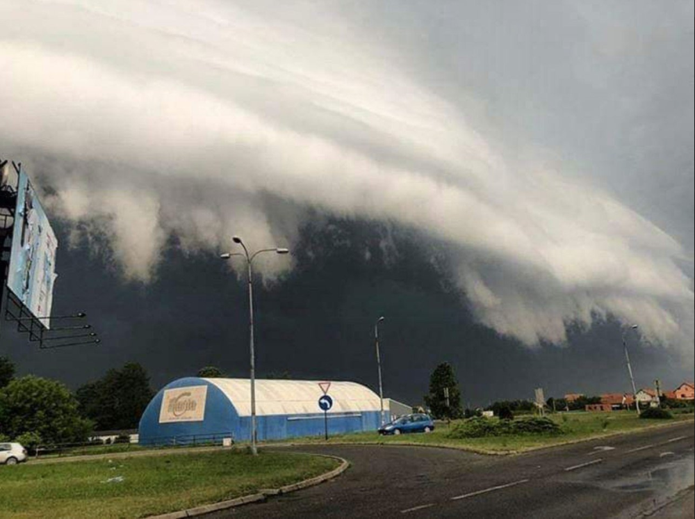 Narod gledao gore u neverici! Svi se pitaju: ŠTA JE OVO?! (FOTO)