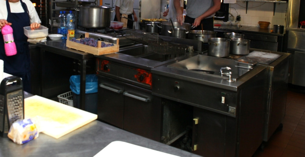 Bojana godinama radi kao kuvarica, a jedno veče zatekla je svoju pomoćnicu kako radi bolesnu stvar! Umalo nije povratila!