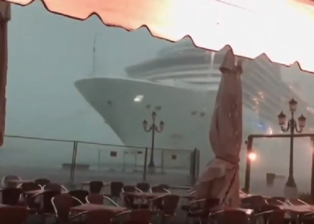 Kapetan kruzera izgubio kontrolu, ogroman brod se zaleteo u kafić! Sirene trube, jako nevreme nema milosti (VIDEO)