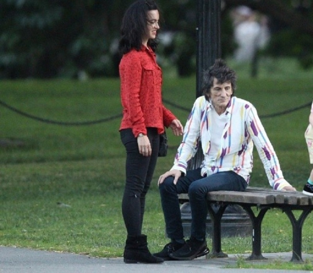 Čuveni roker sa 31 GODINOM mlađom ženom! Svi misle da mu je UNUKA! (FOTO)