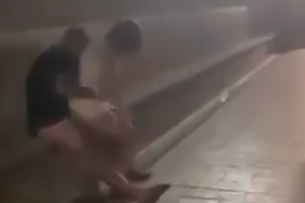 Momak i devojka se prepustili strastima, seli na asfalt, pa počeli da se K*EŠU KAO ŽIVOTINJE! (VIDEO 18+)