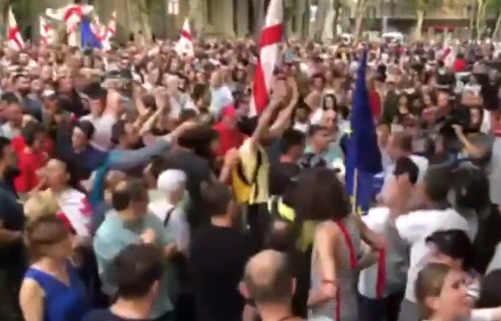 Demonstracije se otele kontroli, izbili opšti neredi! (VIDEO)