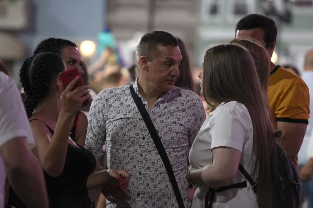 Gagi Đogani STRASNO LJUBIO atraktivnu crnku naočigled Lune i Anabele, pa drugu pipkao i mazio!