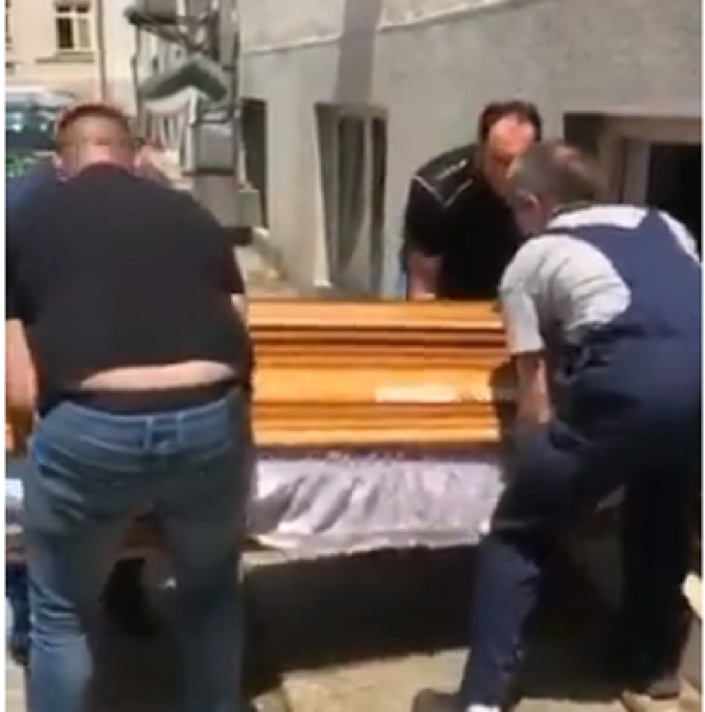 Havarija u Požarevcu, snimljeno kako mrtvačke sanduke utovaruju u kombi!
