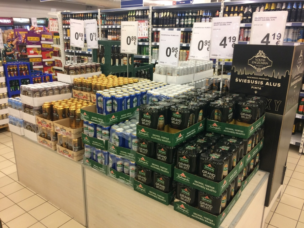 Navijači Crvene zvezde uživali u bogatoj ponudi piva u Marijampolju (FOTO)