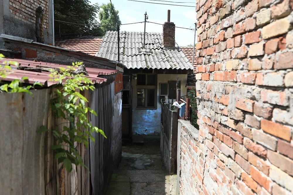 Ušli smo u prostoriju užasa u kojoj je Nemanja ubio majku! Udario je u glavu i ostavio da iskrvari u krevetu! Ovo je kuća gde se dogodio KRVAVI PIR! (VIDEO)