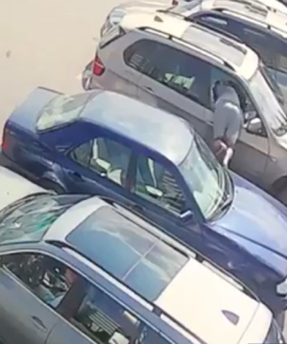 Obilazio kola i odlučio da ih obije u sred bela dana! Nerealna akcija u Preševu snimljena kamerom! (VIDEO)