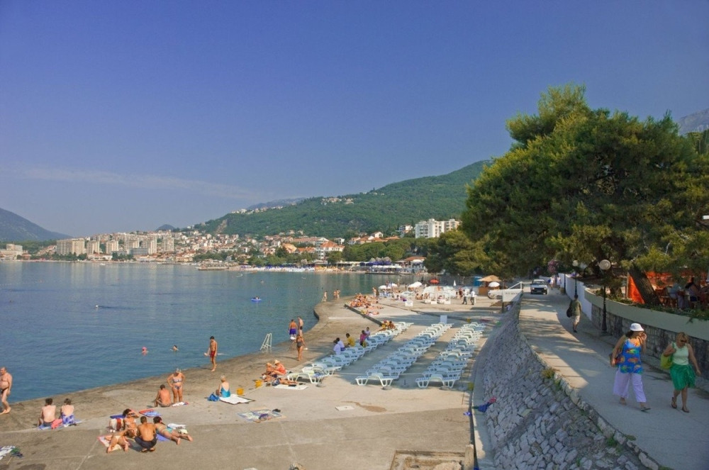 Dva mladića se okliznula na šetalištu, pali sa velike visine