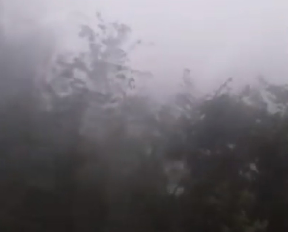 Meštani nemaju reči da opišu ono što su upravo preživeli! Nosilo krovove i puteve, narod nije imao gde da se skloni (FOTO, VIDEO)