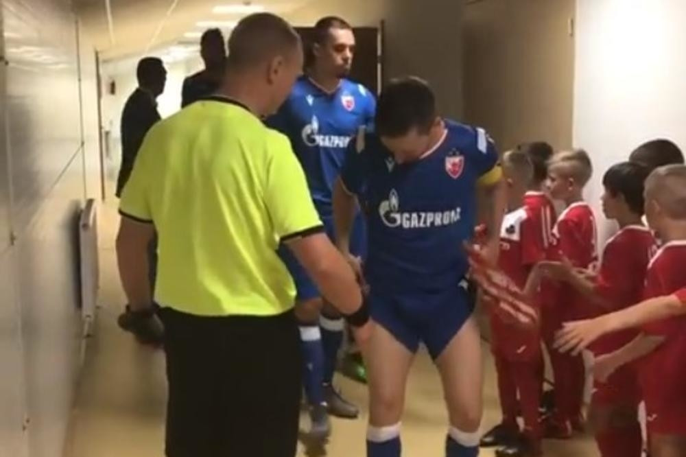 Fudbaleri Zvezde pre meča morali da pokazuju gaće! Počeo je kapiten Marin, a onda je jedan po jedan ZADIZAO ŠORTS! (VIDEO)