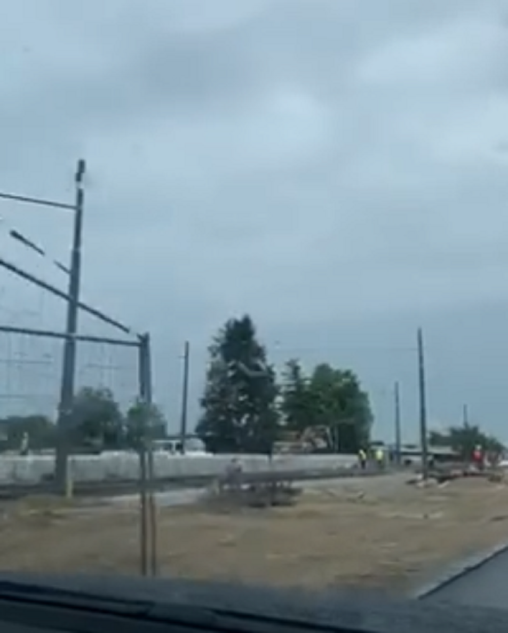 Vredni radnici po kiši rekonstruišu Karađorđevu ulicu! Sve mora biti spremno za 1. septembar!