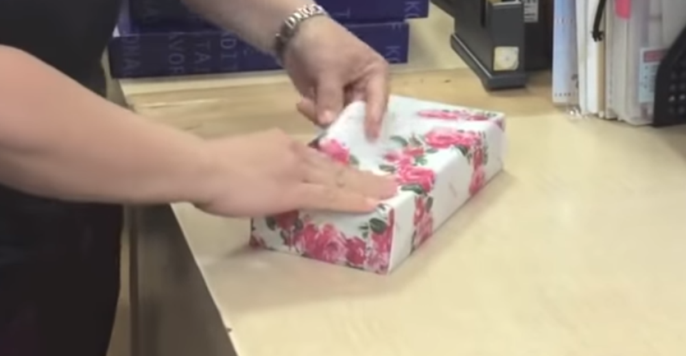 Evo kako da SAVRŠENO upakujete poklon za samo 12 SEKUNDI!