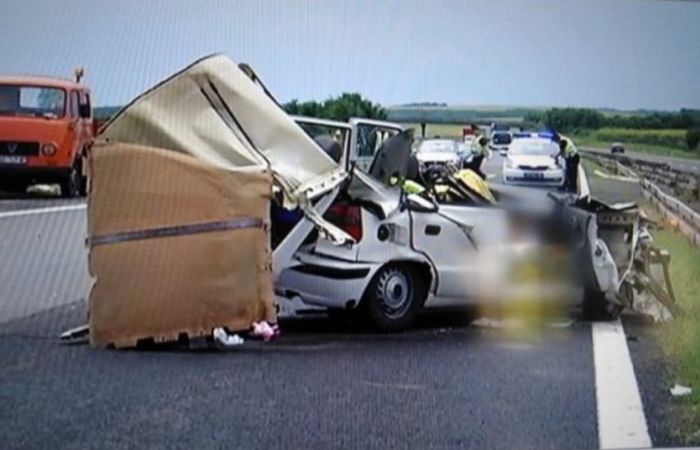Bebine igračke u lokvama krvi, odsečen krov kola, Hitna odvozi mrtve i povređene, policajci se ukočili od tuge! (UZNEMIRUJUĆI SADRŽAJ)