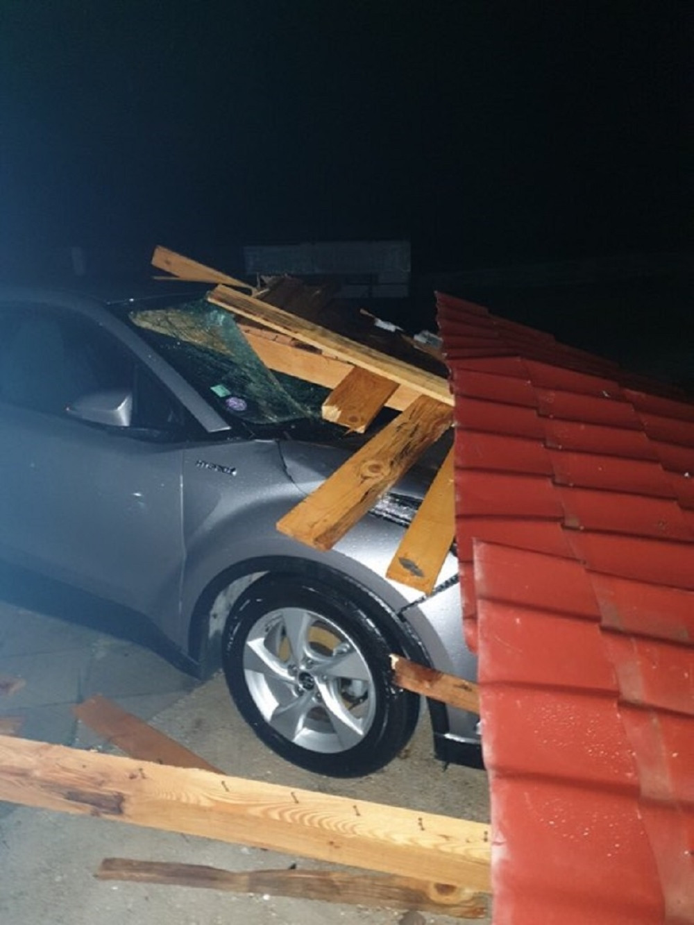 Dobili smo snimak sa lica mesta, uteraće vam strah u kosti! Ostale kuće bez krovova, slomljene šoferšajbne i polomljeno drveće! (VIDEO)