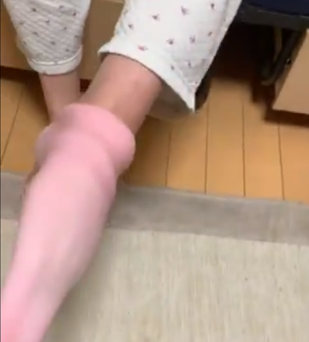 Baba ih je navukla na noge, a onda je unuk ušao u sobu i počeo da CRVENI: Nisu to čarape, to ti je... (VIDEO)